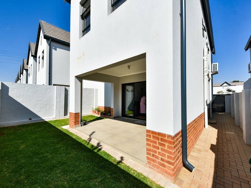Modern three bedroom duplex - recently built - Olympus - Photo 2