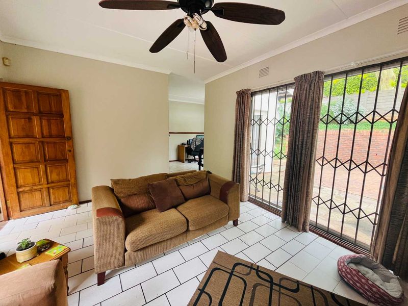 Hendra - 3-Bedroom Home with Flatlet, Double Garage and Pool in Sought-After Upper Glen Hills - Photo 5