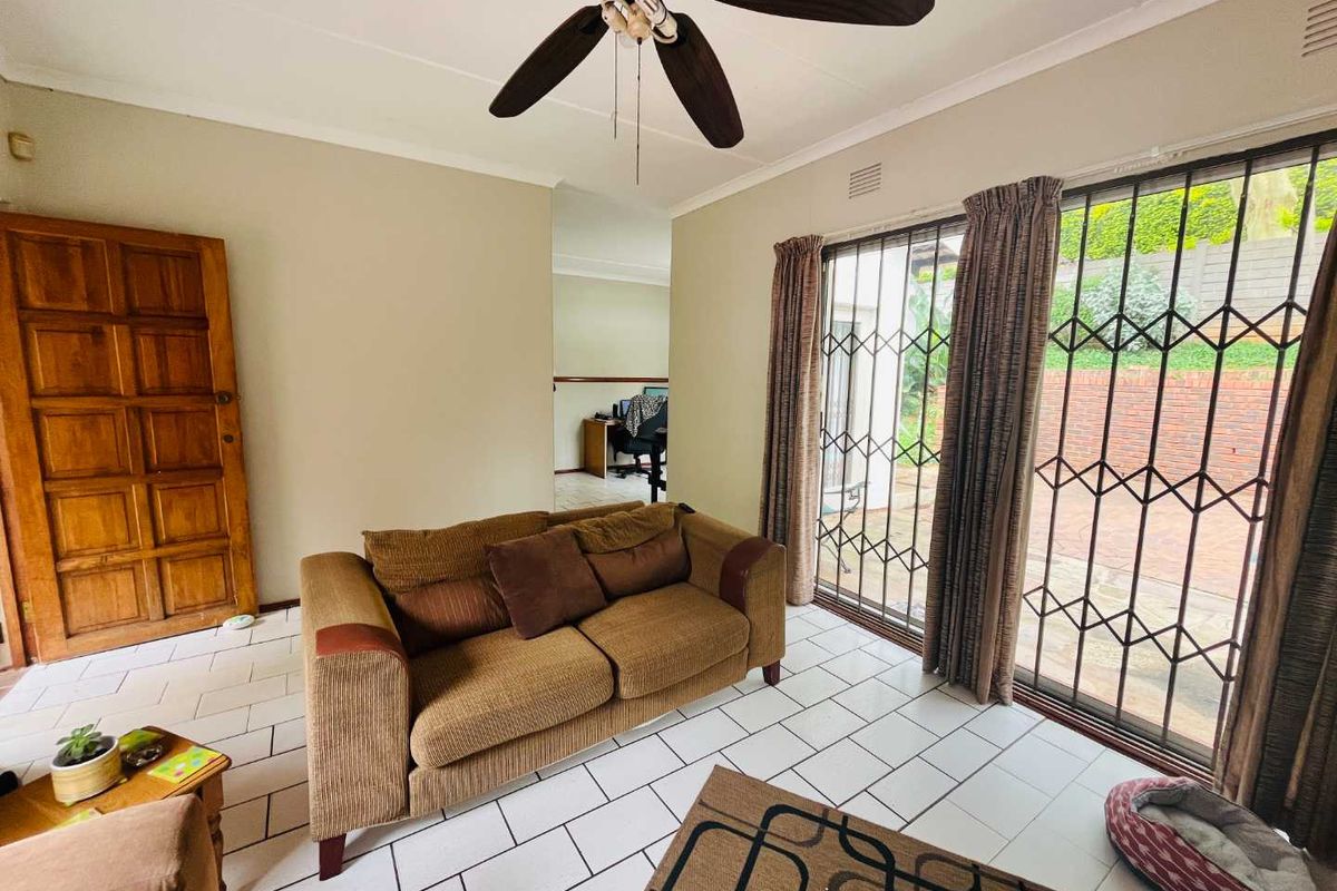 Hendra - 3-Bedroom Home with Flatlet, Double Garage and Pool in Sought-After Upper Glen Hills - Photo 5