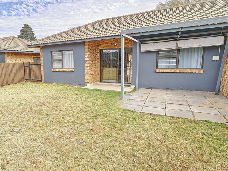 Pet-Friendly 3-Bedroom Simplex Townhouse - Photo 2