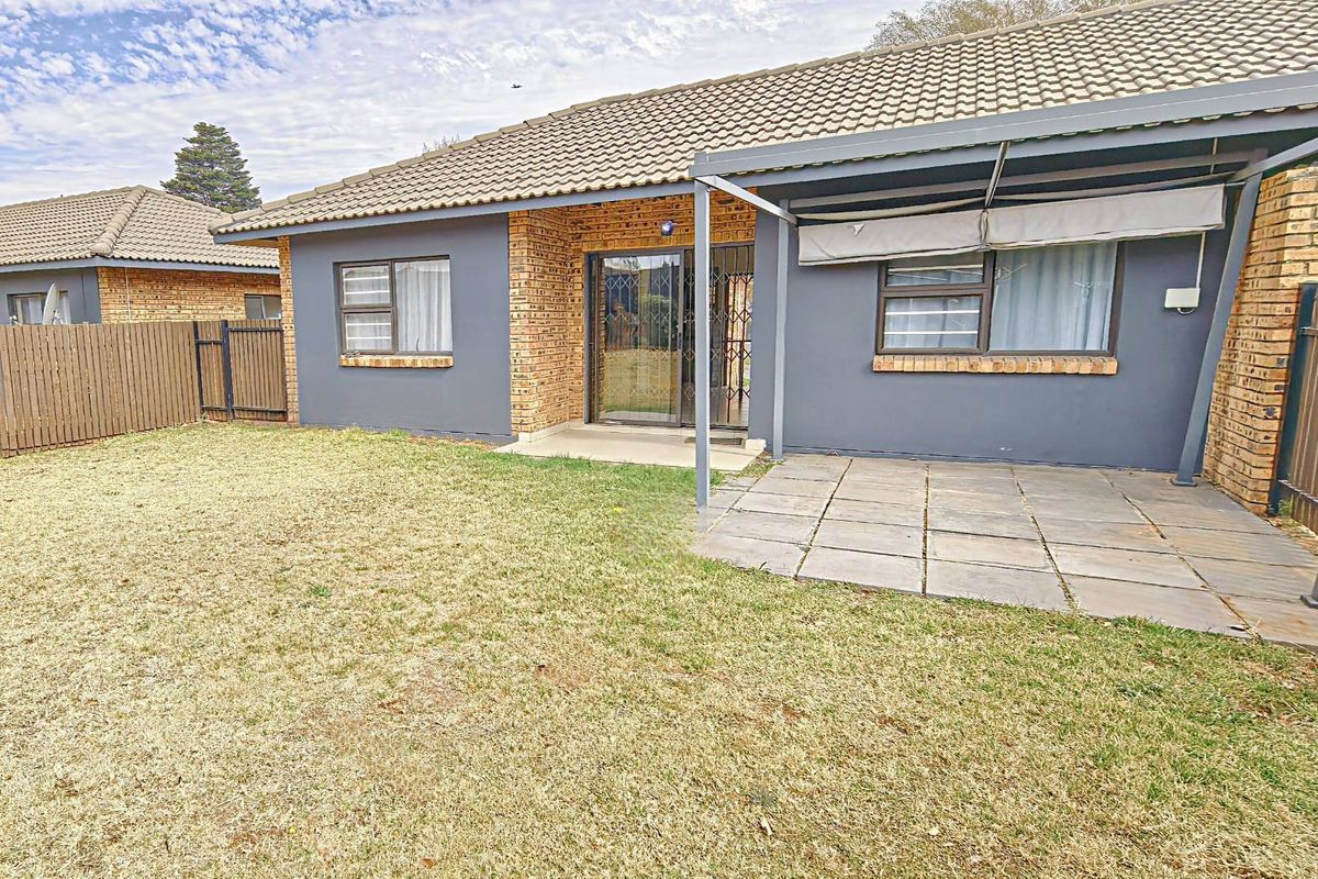 Pet-Friendly 3-Bedroom Simplex Townhouse - Photo 2