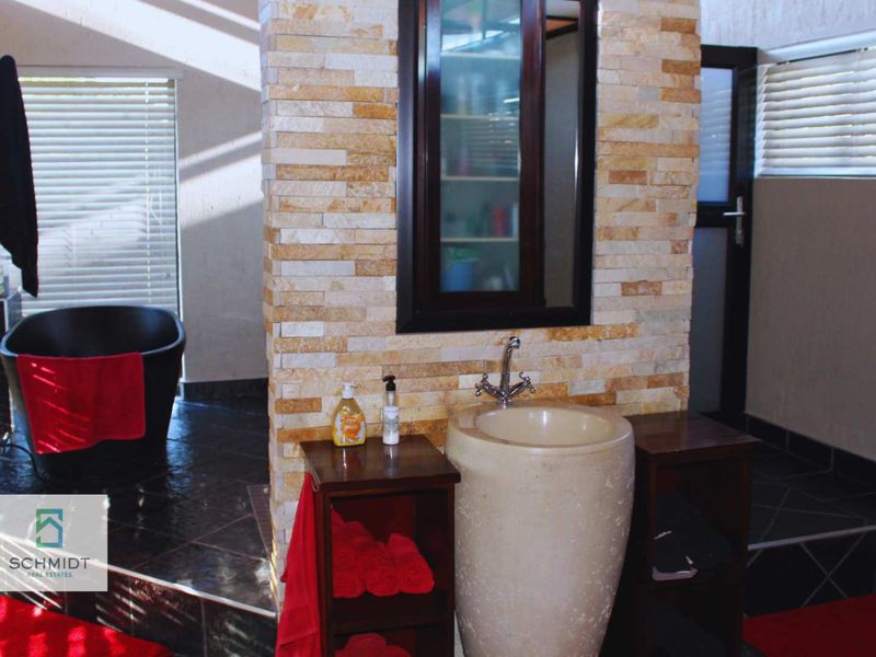 For Sale: Elegant 5-Bedroom Residence with Consulting Rooms - Photo 7