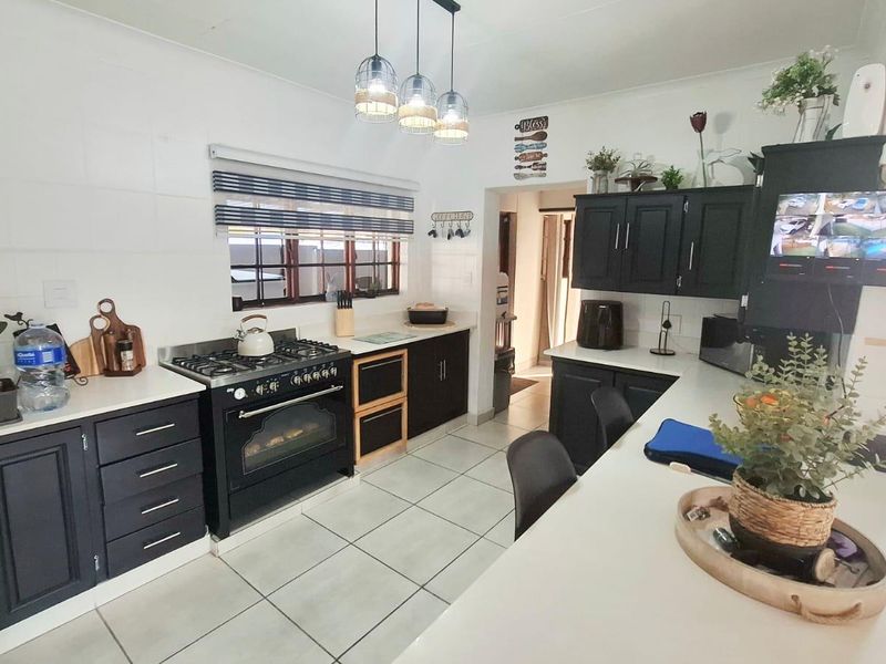 The Perfect Blend of Modern Comfort and Everyday Practicality - Photo 9