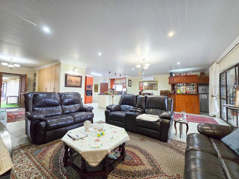 Neat family home for sale in Stilbaai-Wes. - Photo 5