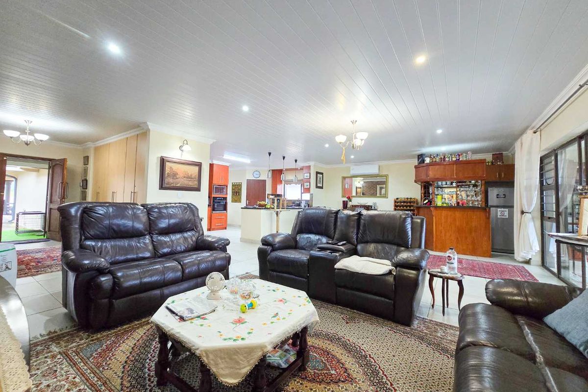 Neat family home for sale in Stilbaai-Wes. - Photo 5