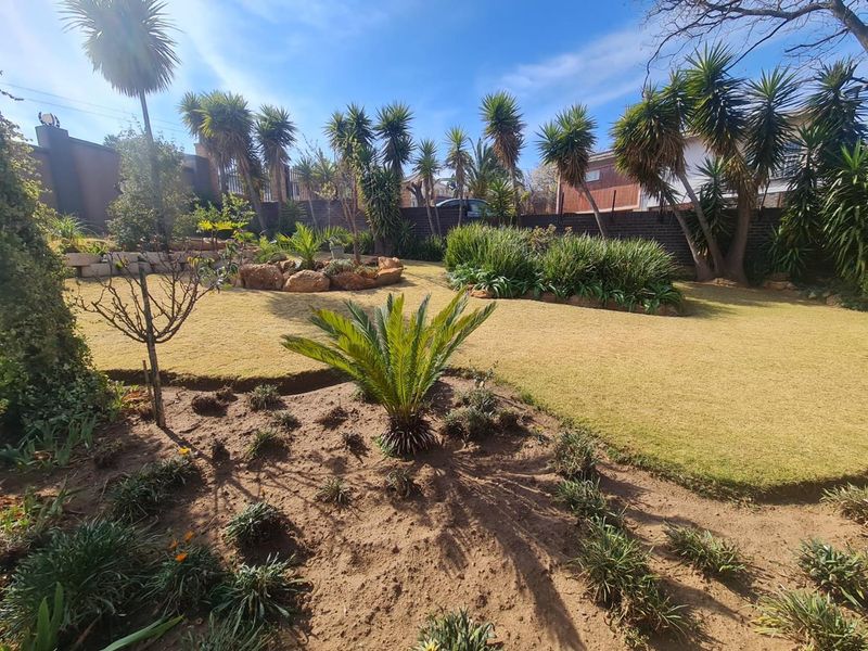 Boomed-Off Beauty: Spacious Home with Endless Entertainment Options - Photo 9