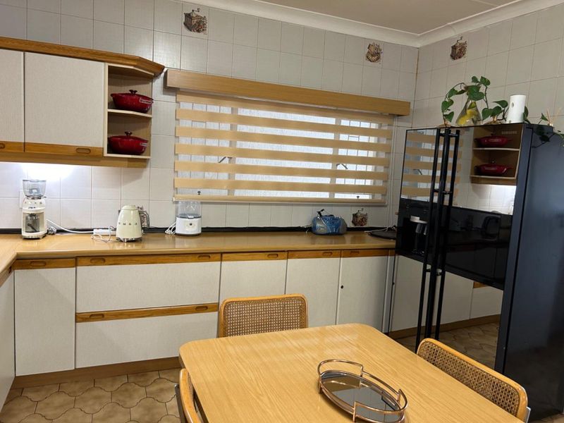Stunning Family Home in Laudium Awaits Your New Memories - Photo 10