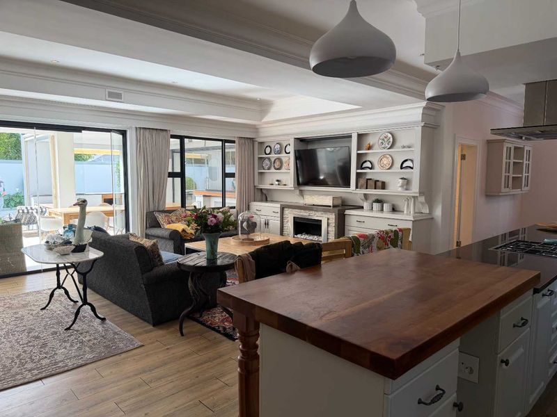 2 Bedroom Home in Constantia - Photo 2