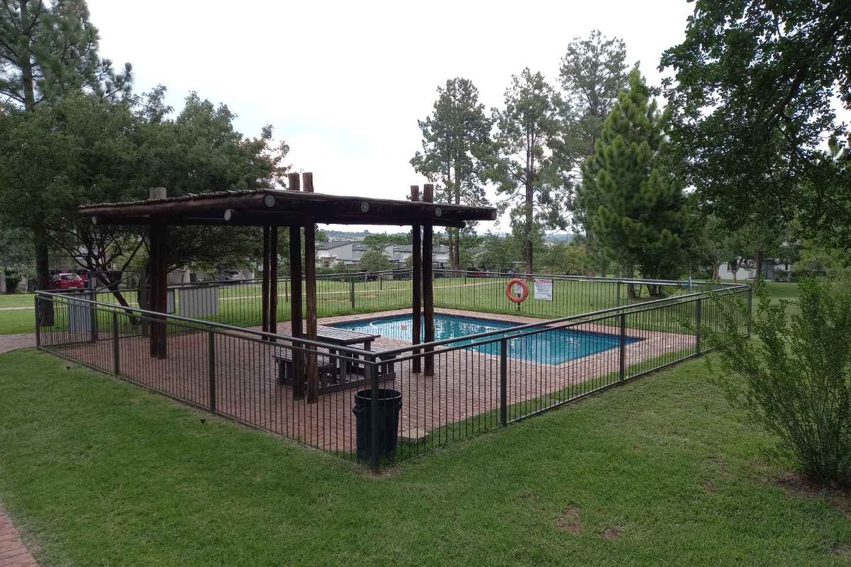 2 Bedroom 2 Bathroom modern 1st floor Apartment for sale in beautiful Golf Estate for R790 000 - Photo 2