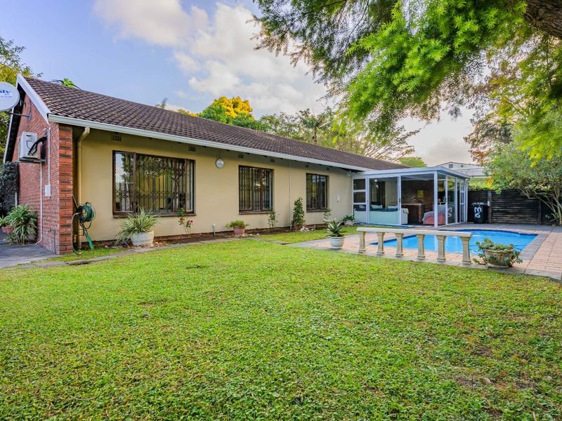 Immaculate 3-Bedroom Oasis! - Photo 2