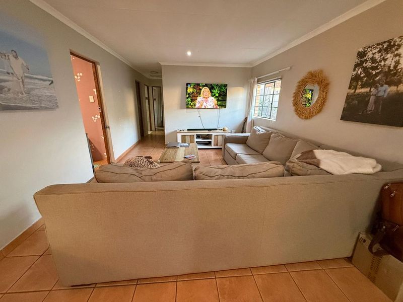 3 Bed, 2.5 Bathroom House in Waverley - Photo 2