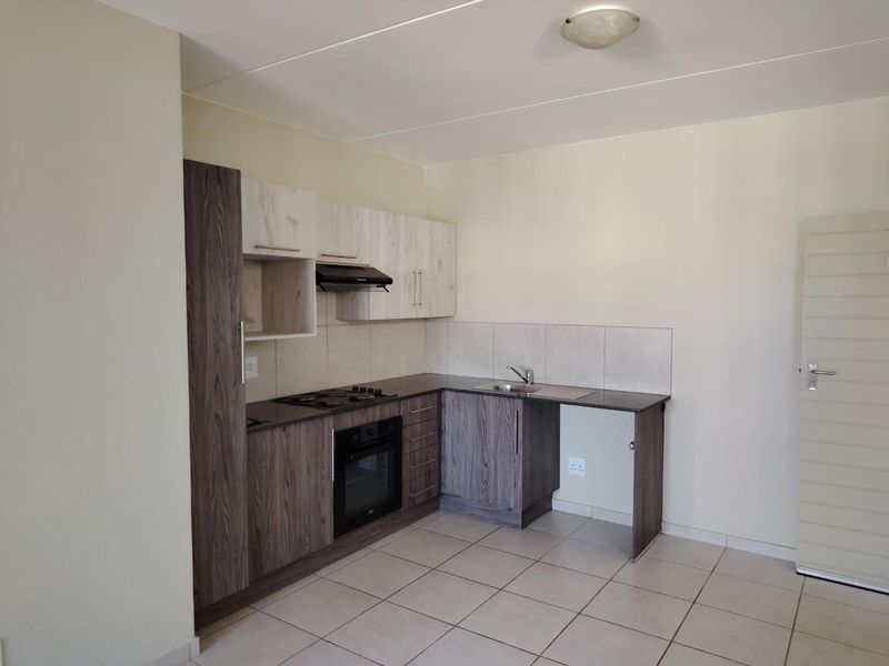 Town house in secure complex - Photo 4