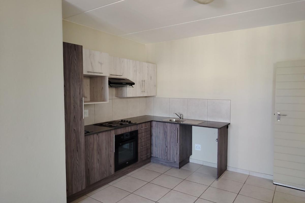 Town house in secure complex - Photo 4