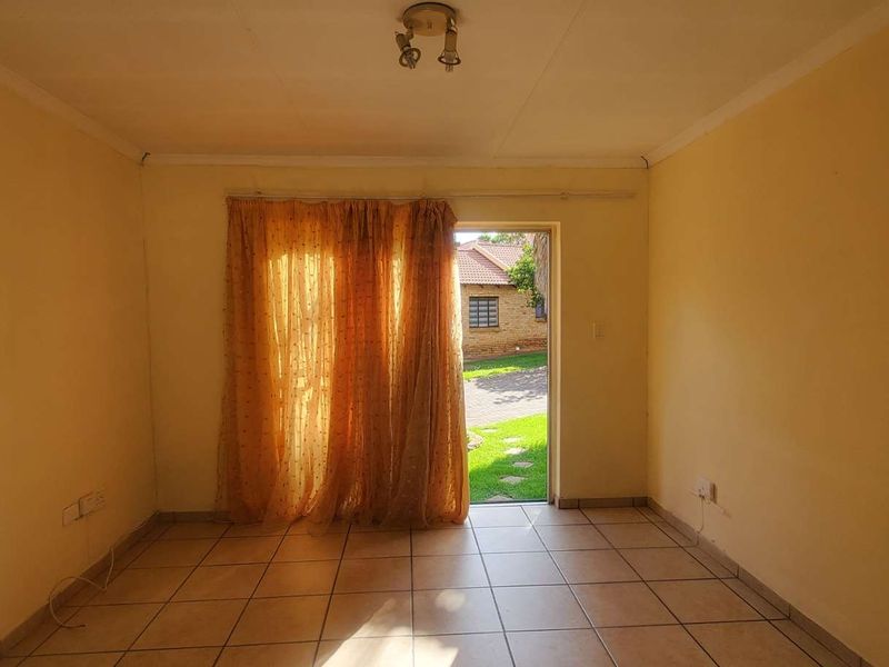 Townhouse For Sale – Perfect for first-time buyers and investors! - Photo 4