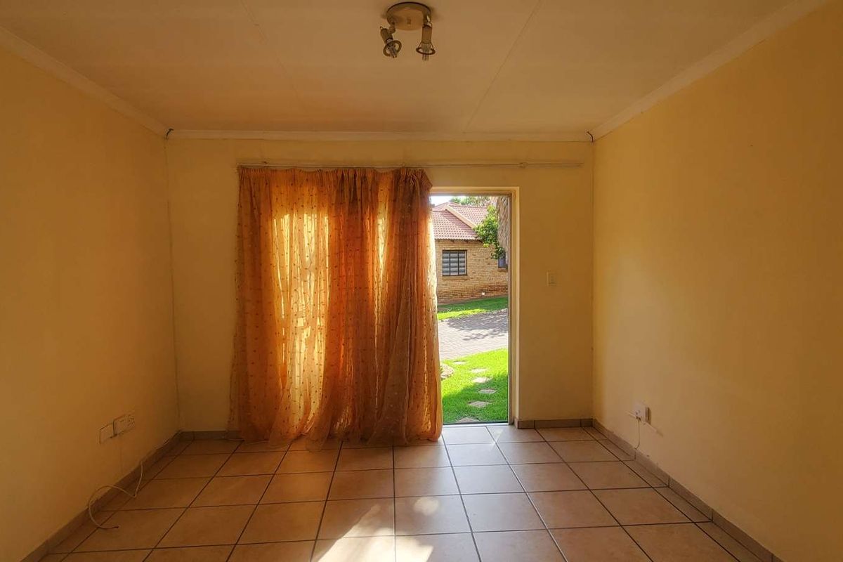 Townhouse For Sale – Perfect for first-time buyers and investors! - Photo 4