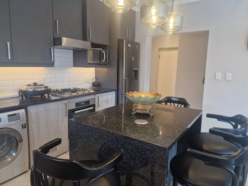 Sleek and modern 2 bedroom apartment in secure quiet complex - Photo 10