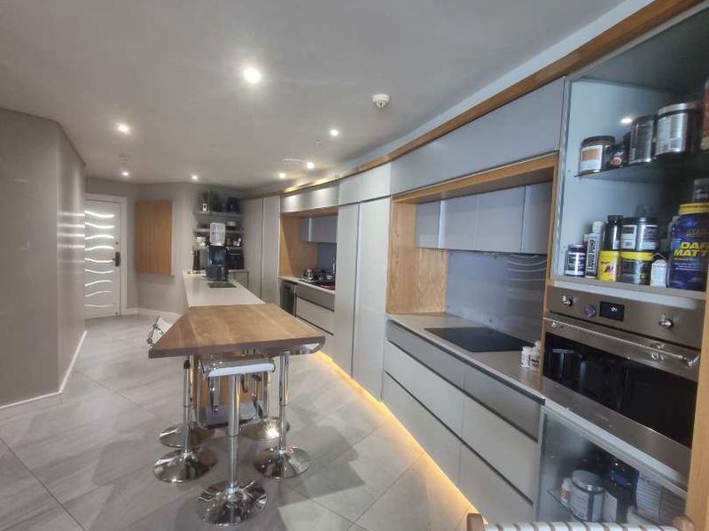 Luxury Sea View Apartment in Umhlanga – Fully Renovated Coastal Living - Photo 10