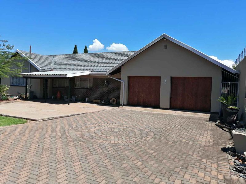 Well maintained family home in semi-enclosed area - Photo 2