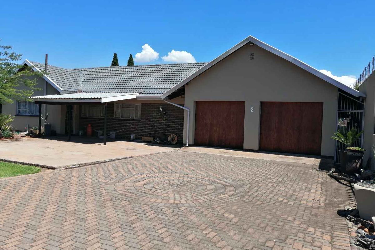 Well maintained family home in semi-enclosed area - Photo 2