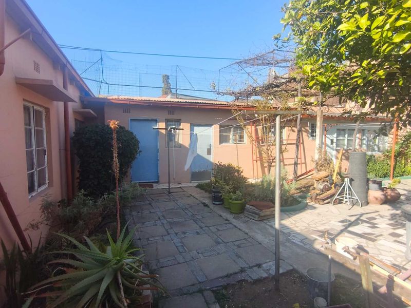 IMMACULATE, 10 ROOM PROPERTY FOR SALE IN LA ROCHELLE - Photo 5