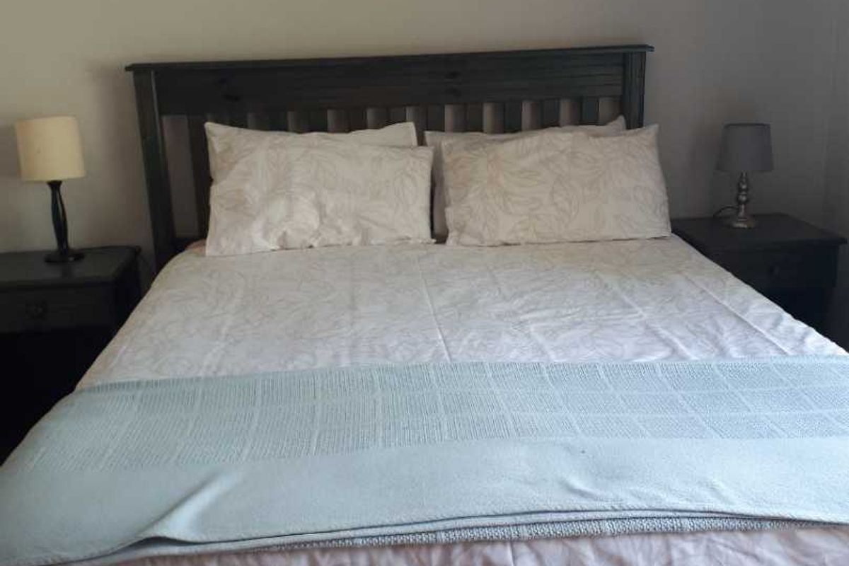 A standard bedroom featuring neutral wall finishes and a functional layout.
