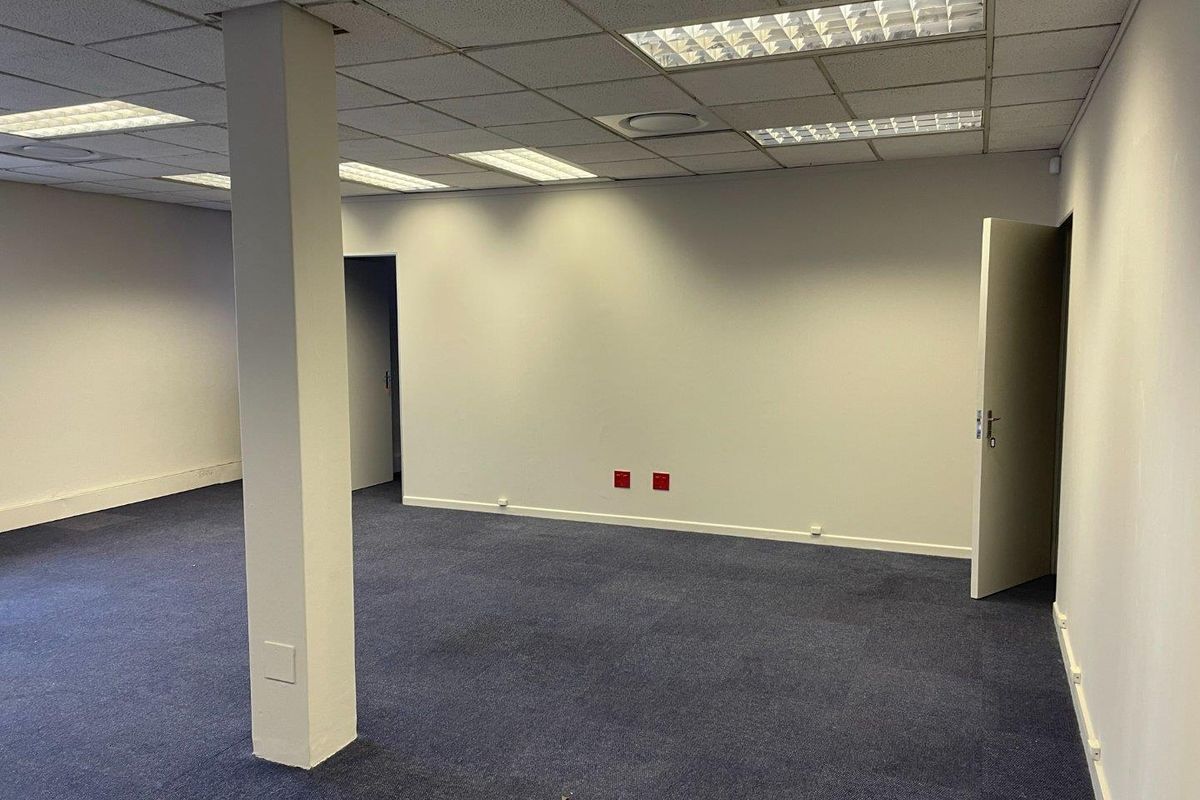 Strategic Office Location Near Howard Centre - Photo 4