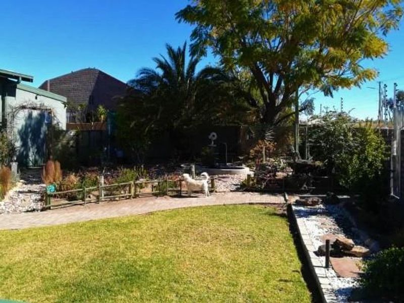 House with Flat for Sale in Westdene, Keetmanshoop - Photo 3