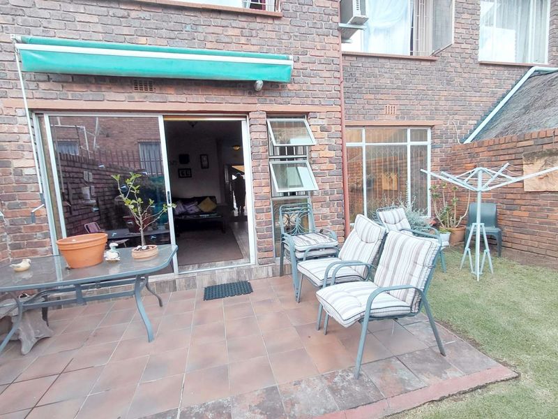 Entertain & Unwind: 2-Bedroom with a Private Garden - Photo 10