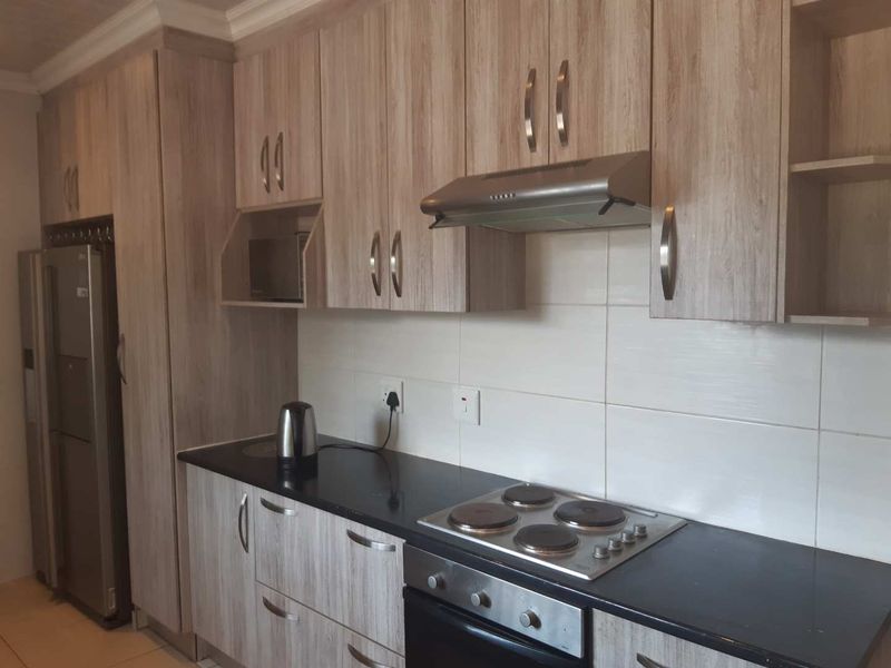 NEAT AND SPACIOUS HOME, ON A MASSIVE YARD WITH AN OUTSIDE ROOM WITH BATHROOM  N BRAAI AREA - Photo 5
