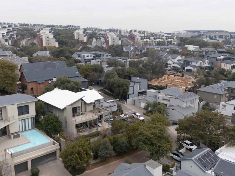 DREAM 4-BEDROOM HOME IN THE PRESTIGIOUS HELDERFONTEIN ESTATE - Photo 4