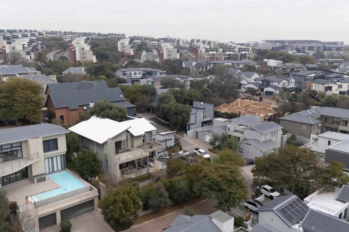 DREAM 4-BEDROOM HOME IN THE PRESTIGIOUS HELDERFONTEIN ESTATE - Photo 4
