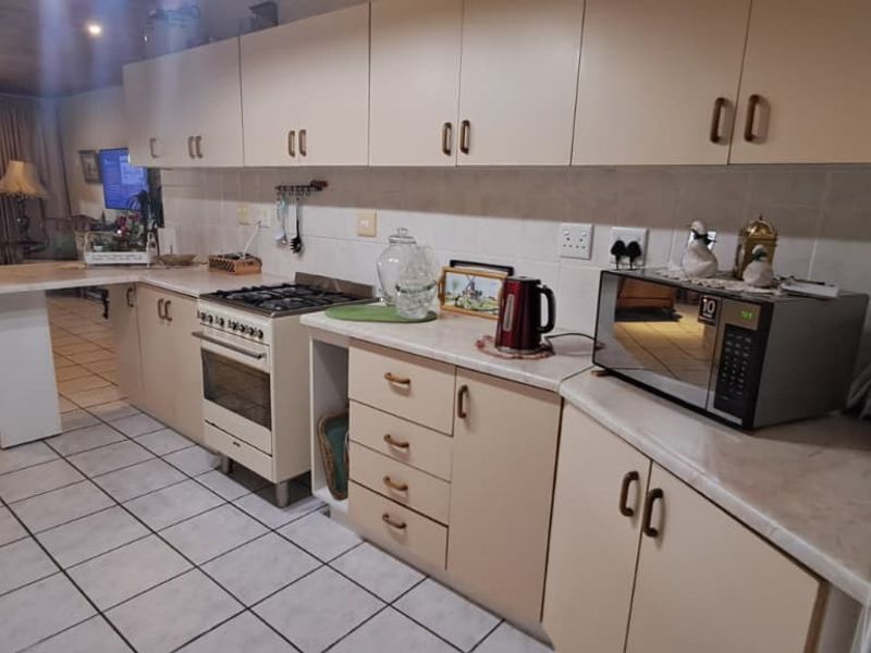 Step into this inviting and well-maintained 3-bedroom home, designed for comfortable family living and effortless entertaining! - Photo 5