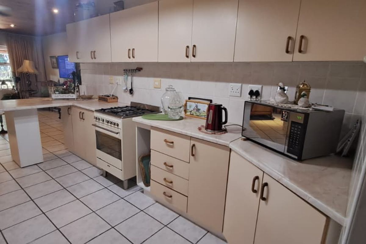 Step into this inviting and well-maintained 3-bedroom home, designed for comfortable family living and effortless entertaining! - Photo 5