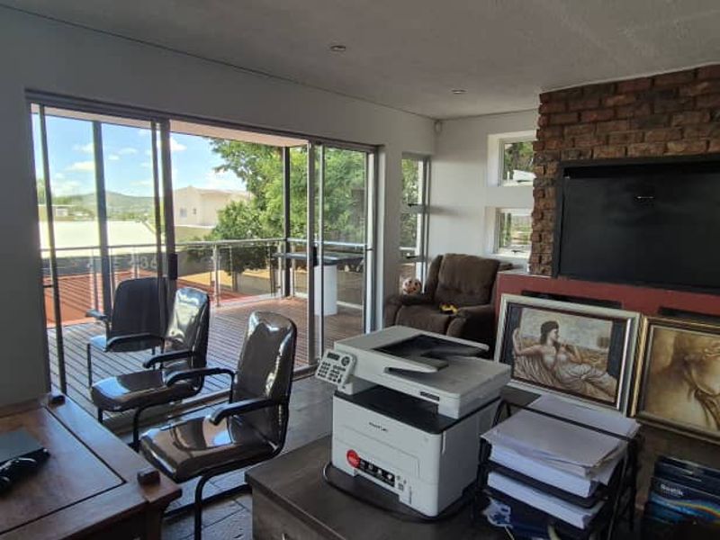 beautifully upgraded double-storey home for sale in Kleine Kuppe - Photo 4