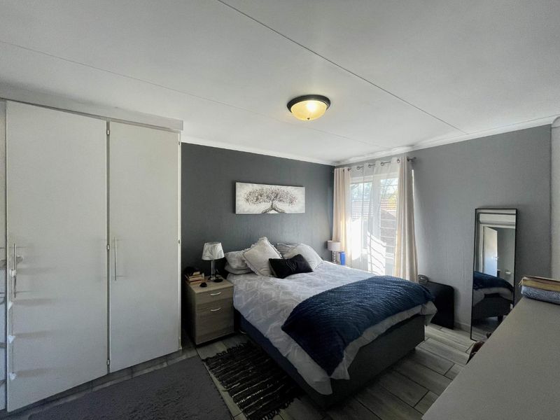 Beautifully Renovated 3-Bedroom Townhouse with Private Garden in Die Hoewes - Photo 10