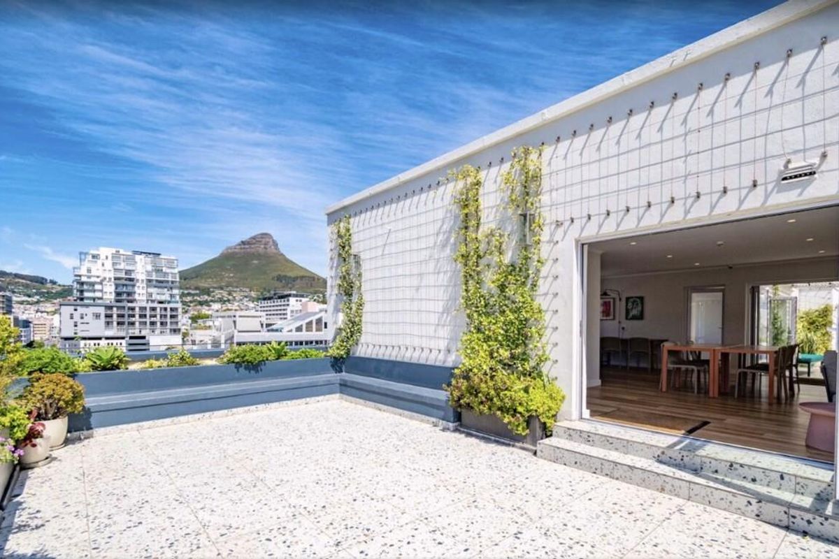 Stylish Fully Furnished 1-Bedroom Apartment in the Heart of Cape Town CBD - Photo 2