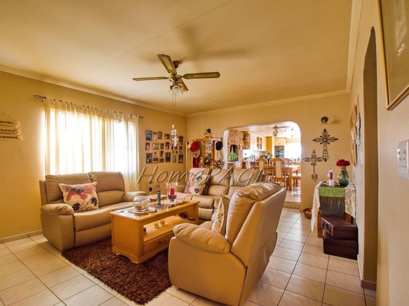 Central, Walvis Bay:  Spacious, very neat home in a good area, for sale - Photo 7