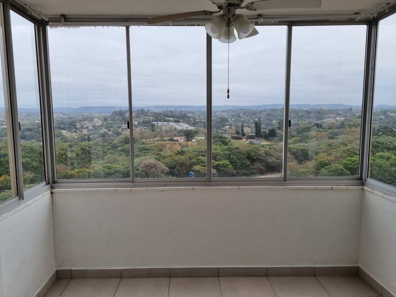 Top-Floor 2 Bedroom Apartment with Scenic Views in Secure Findlain Court - Photo 7