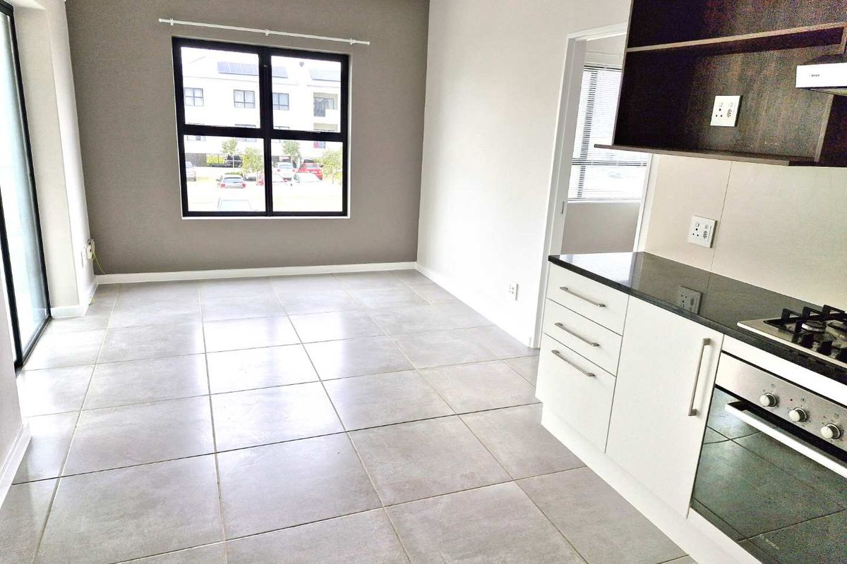 Sunny Spacious One bedroom Second floor apartment - Photo 5