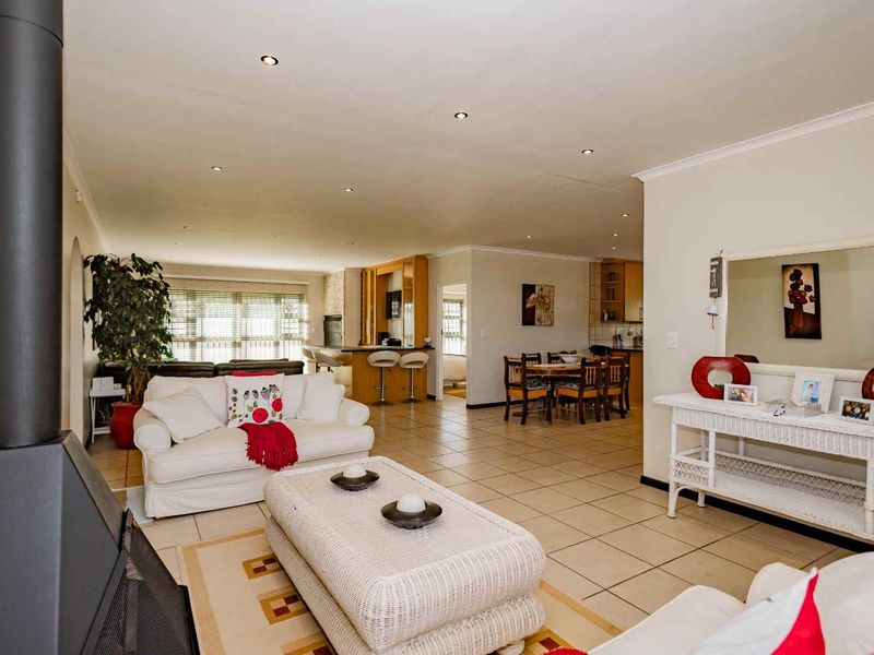 4 Bedroom House in Country Club - Photo 4