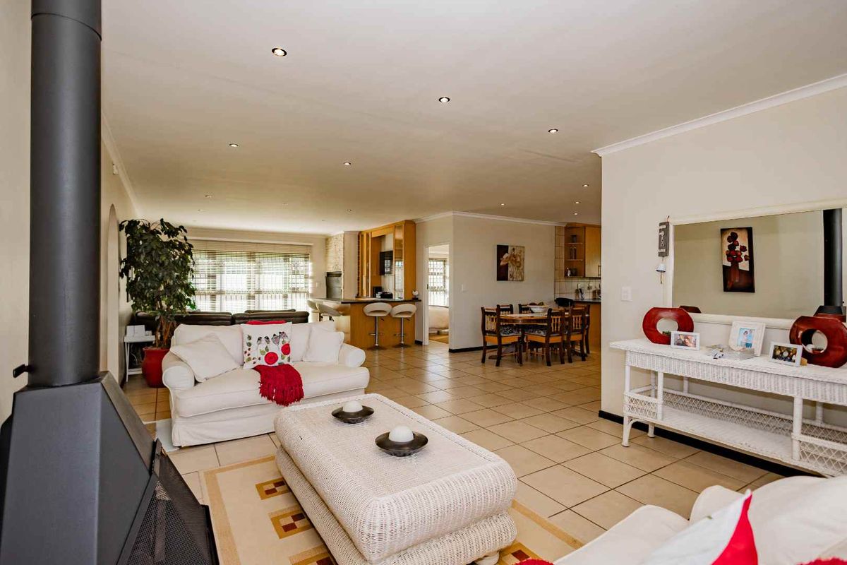 4 Bedroom House in Country Club - Photo 4