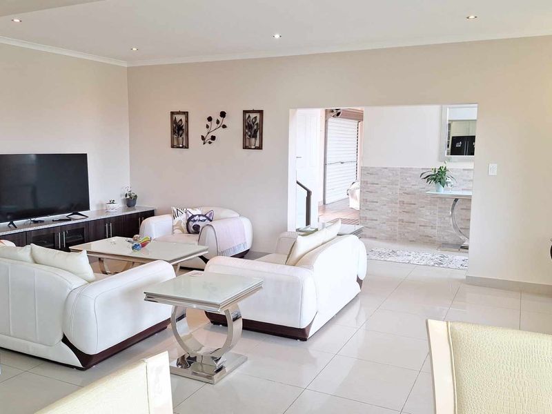 Spacious 5 Bedroom House with Stunning Ocean View in Dana Bay - Photo 5