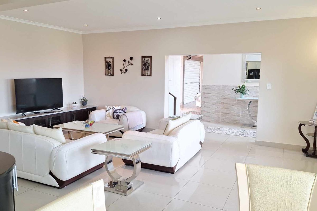 Spacious 5 Bedroom House with Stunning Ocean View in Dana Bay - Photo 5