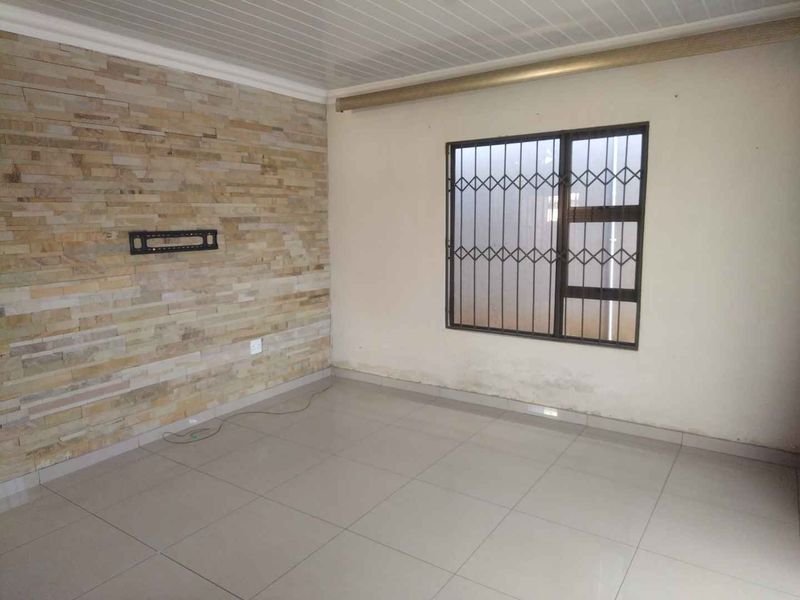 3 bedrooms house to rent in Soshanguve VV - Photo 3