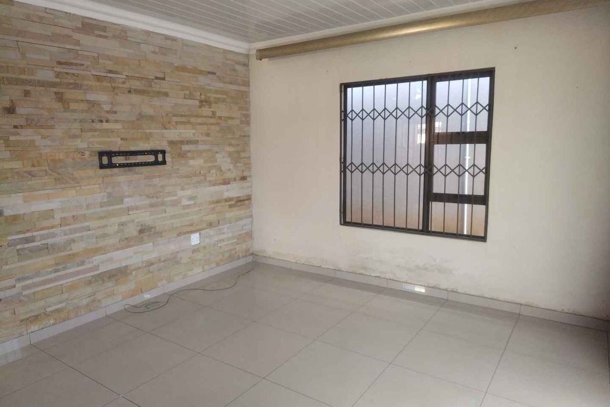 3 bedrooms house to rent in Soshanguve VV - Photo 3