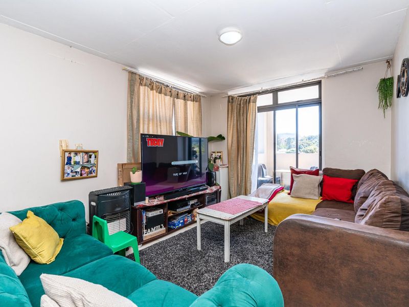 Two Bedroom Top Floor Apartment with Mountain Views - Photo 3