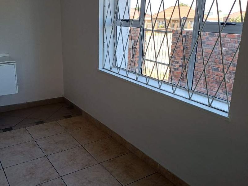 Spacious ground  floor unit. Great investor opportunity - Photo 3