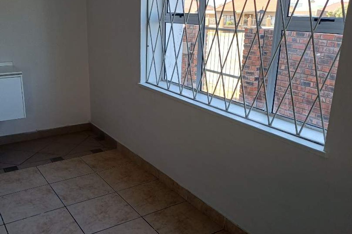 Spacious ground  floor unit. Great investor opportunity - Photo 3