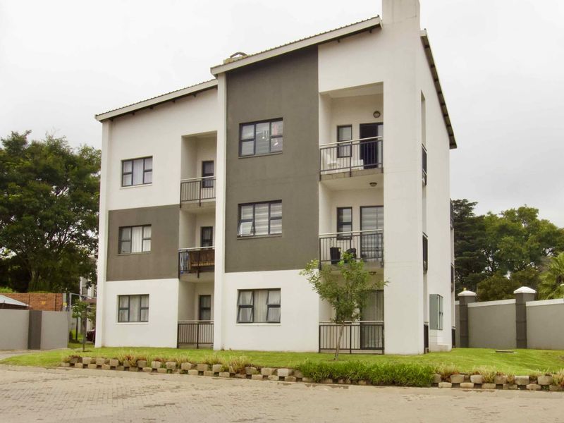 2 bed, 2 bath top floor unit in Elardus Park - Photo 8