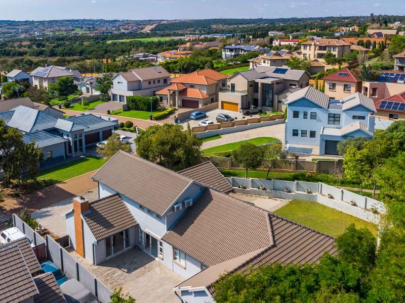 Stylish, Spacious & Secure – The Perfect Family Home in Mooikloof Country View Estate - Photo 5